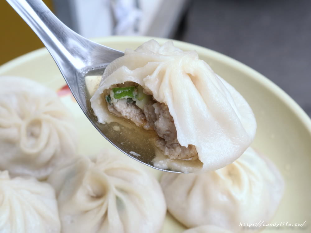 台中美食│許福州湯包〃台中銅板美食推薦！現蒸湯包，皮Q餡美，湯汁多到爆炸啦～