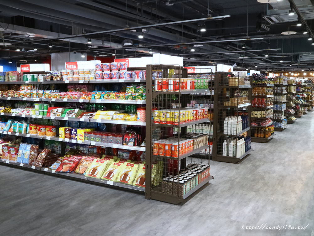 台中超大型東南亞超市，空間寬敞，乾淨明亮，超多零食、生活用品，好逛又好買！