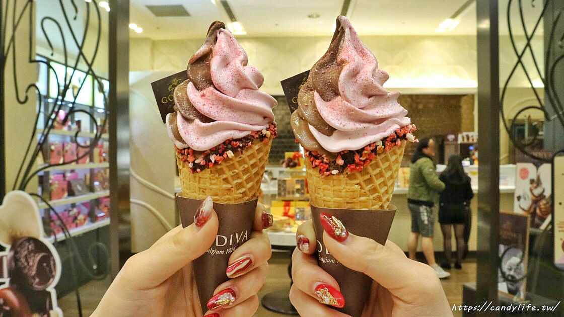 GODIVA草莓巧克力霜淇淋台灣獨家限定！好吃不甜膩，期間販售只到這一天，門市看這邊～