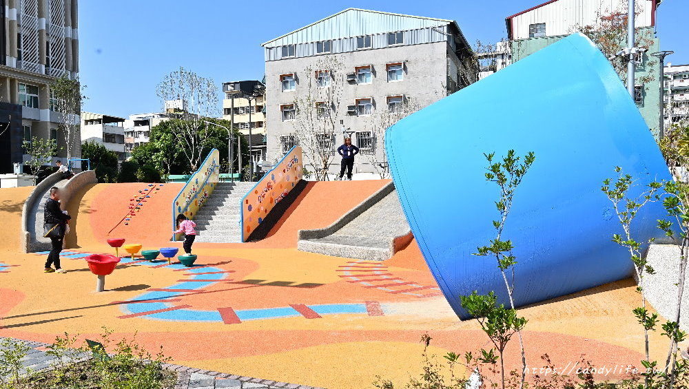 台中東區首座公園式停車場！融入鐵軌、隧道元素，打造鐵路過山洞、沙灘等兒童遊具，3/31前免費停車