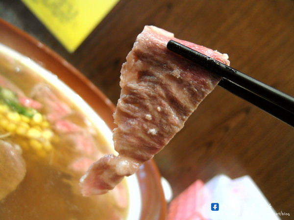 上泓園：〖台中│美食〗上泓園 ❤ 現場川燙生牛肉麵，肉質超級嫩~還有店家獨創混蛋麵!!冬天供應熱麵，夏天供應冷麵，一旁還附上美味的松板豬肉湯唷!!