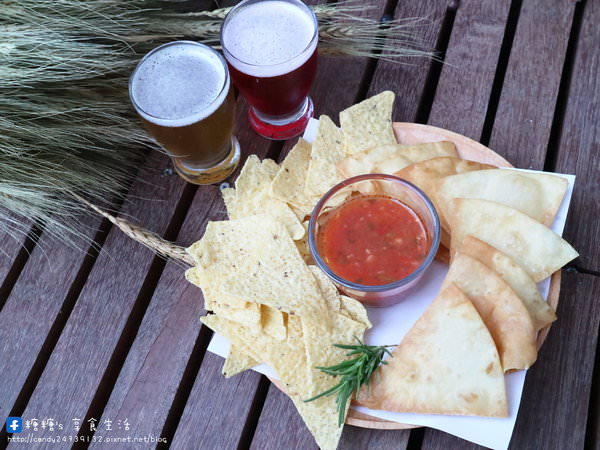 禾樂Beer：〖台中│美食〗禾樂Beer ❤ 隱身在東海商圈巷弄中的精釀啤酒專賣店，燈光美氣氛佳，提供數十種精釀啤酒，一進門先來個啤酒試飲~