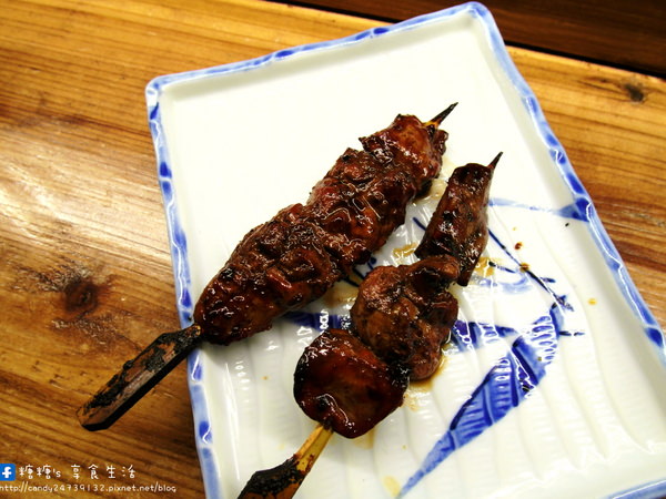 鳥重地雞燒：〖台中│美食〗鳥重地雞燒バーベキュー ❤ 以雞料理為主的串燒店，烤功了得，前置處理超搞剛！每一串都可以吃的到店家的用心，多款獨特串燒，限量供應!!