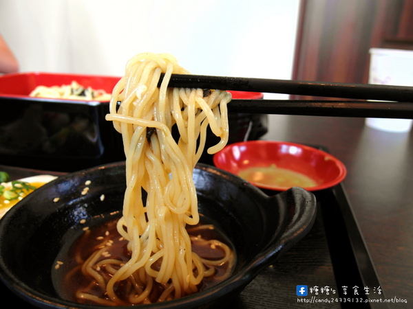 黒の屋 驖人拉麵本舖：〖台中│美食〗黒の屋 驖人拉麵本舖 ❤ 口碑相傳，老饕真心推薦~湯頭美味，用料實在，每一口都吃的到店家的用心!!除了美味拉麵外，還有香醇咖啡唷~