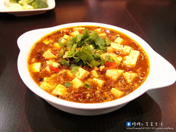 食牛涮涮鍋（台灣溫體牛）：〖台中│美食〗食牛涮涮鍋（台灣溫體牛） ❤ 現涮新鮮溫體牛肉，肉質鮮嫩香甜，大推牛肉貢丸，紮實又會爆漿!!還有多款隱藏版私房小菜唷!!