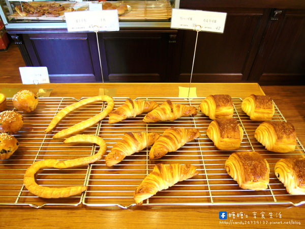 Boulangerie Merci - 梅西手作麵包：〖台中│美食〗Boulangerie Merci - 梅西手作麵包 ❤ 歐式手作麵包~~耶誕小樹、耶誕老人、聖尼古拉小人聖誕限定款新發售~只到12月底唷!!