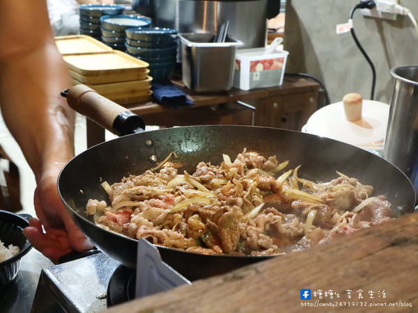 TAKU 牛丼專賣店：〖台中│美食〗TAKU 牛丼專賣店 ❤ 深夜美食推薦!!晚上九點鐘於小戶商行騎樓處準時開飯~好吃用料又實在的雪花牛丼，每日限量，想吃請趁早阿!!