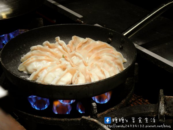 西川家-燒き餃子：〖台中│美食〗西川家-燒き餃子 ❤ 下班後的小確幸!!平價又好吃的燒餃子，還有金黃酥脆的揚餃子可以做選擇唷~