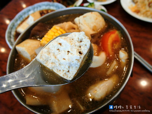 三姨素食(崇德店)：〖台中│美食〗三姨素食 ❤ 無肉料理也能澎派吃!!招牌臭豆腐，讓你越吃越香，還有迷人的麻油蛋炒飯，這款糖糖也超推!!