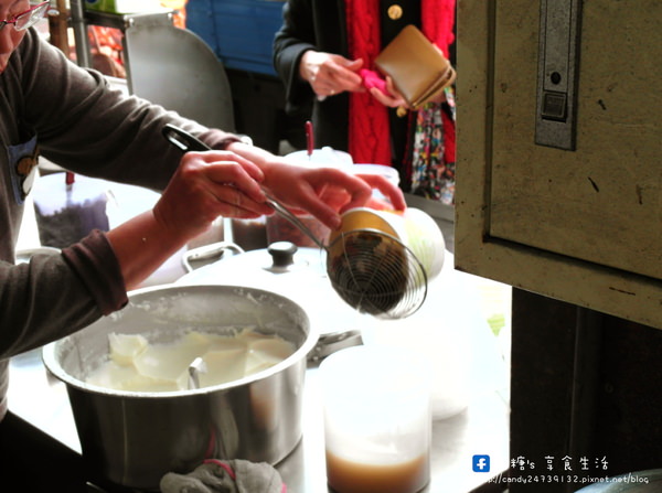 燒仙草 豆花：〖台中│美食〗民生路無名豆花 ❤ 鄰近於中教無名豆花，配料讓你自己加到滿，一碗只要35元，CP值大破錶!!