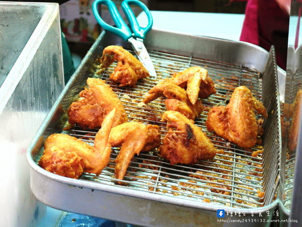 現炸雞翅：〖台中│美食〗西安街現炸雞翅 ❤ 逢甲巷弄排隊美食，現炸雞翅香噴噴出爐，外皮香脆，肉質軟嫩多汁，雞腿、雞翅、雞塊都不錯!!