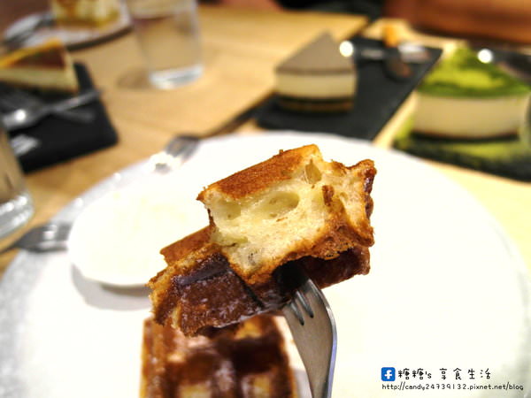 J.W. Cafe：〖台中│美食〗J.W. Cafe ❤ 咖啡甜點出自於科技工程師之手，以外帶式為主，店裡也有小小的內用區~咖啡拉花好美好美，激推乳酪蛋糕系列!!