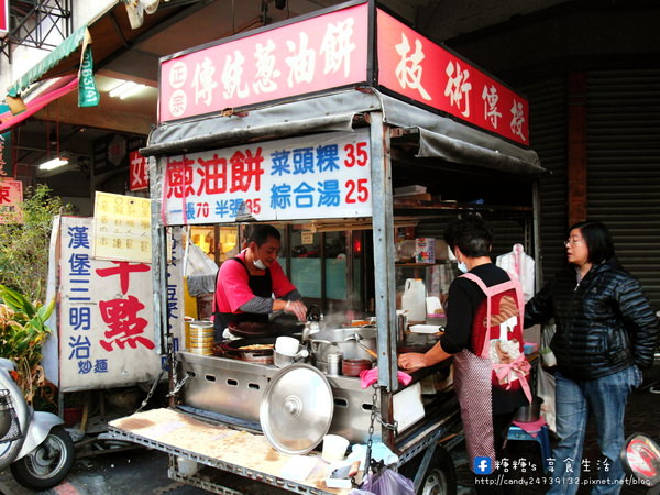 正宗傳統蔥油餅：〖台中│美食〗正宗傳統蔥油餅 ❤ 手工厚實，外皮酥脆，香氣十足，讓人難以忘懷的傳統小吃~~