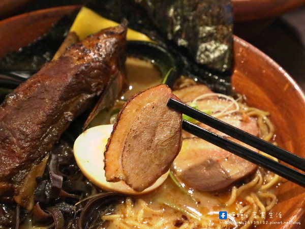 頑者炙り焼ラーメン(大里二番町)：〖台中│美食〗頑者炙燒拉麵 大里二番町 ❤ 大里深夜拉麵，於晚上六點開始開賣至凌晨一點，每日限量供應，＂頑＂售為止!!湯頭濃郁，還有現場炙燒豚肋排唷~