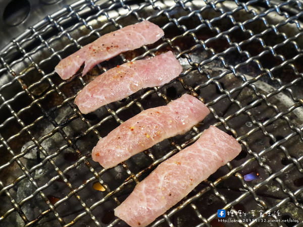 雲火日式燒肉：〖台中│美食〗雲火日式燒肉 ❤ 現在雲火燒肉也吃的到日本頂級黑毛和牛囉!!於12/22前點套餐加購680元即可享原價1980元的頂級和牛唷~