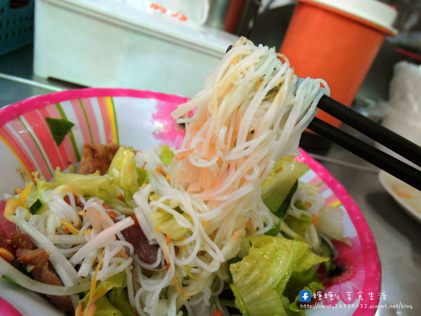 娟越南小吃：〖台中│美食〗娟越南小吃 ❤ 南屯市場隱藏版美食！好吃到會讓人流眼淚的越南小吃，推薦法國麵包，鴨肉米線及炸春捲，美味指數爆表！