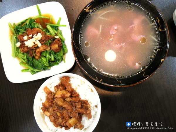 食牛涮涮鍋（台灣溫體牛）：〖台中│美食〗食牛涮涮鍋（台灣溫體牛） ❤ 現涮新鮮溫體牛肉，肉質鮮嫩香甜，大推牛肉貢丸，紮實又會爆漿!!還有多款隱藏版私房小菜唷!!