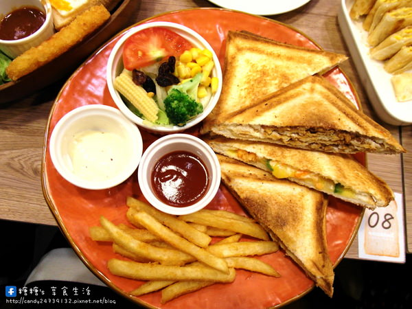 土司森林 Toast & Forest(台中南門店)：〖台中│美食〗土司森林美食之旅 - 南門總店 ❤ 超澎派早、午、晚餐在這裡~超多款異國料理任你挑，大推帕爾馬起司乳酪麵包，這款糖糖好喜歡!!