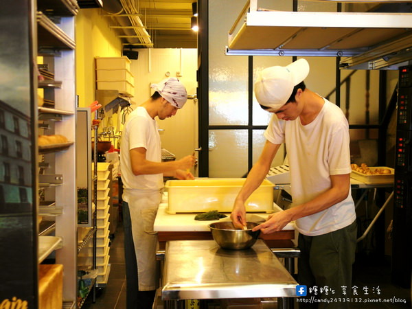 Boulangerie Merci - 梅西手作麵包：〖台中│美食〗Boulangerie Merci - 梅西手作麵包 ❤ 歐式手作麵包~~耶誕小樹、耶誕老人、聖尼古拉小人聖誕限定款新發售~只到12月底唷!!