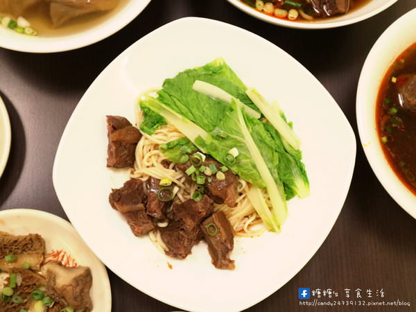 可口牛肉麵：〖台中│美食〗可口牛肉麵 ❤ 許多老饕們強力推薦的可口牛肉麵!!綜合牛肉麵料好多，除了半筋半肉外還有牛肚，湯頭可是採用牛肉下去熬煮的唷~