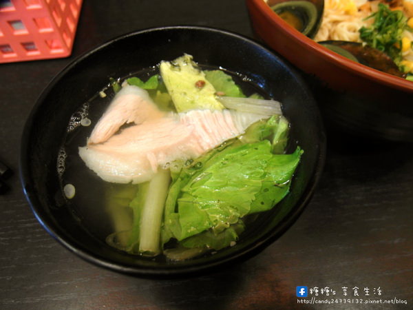 上泓園：〖台中│美食〗上泓園 ❤ 現場川燙生牛肉麵，肉質超級嫩~還有店家獨創混蛋麵!!冬天供應熱麵，夏天供應冷麵，一旁還附上美味的松板豬肉湯唷!!