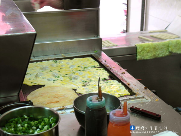 三佳早餐(民權店)：〖台中│美食〗三佳早點(民權店) ❤ 火車站附近超人氣排隊早餐!!推薦他們家的燒餅油條，口感香脆不油膩，讓糖糖吃完又想再來一個!!