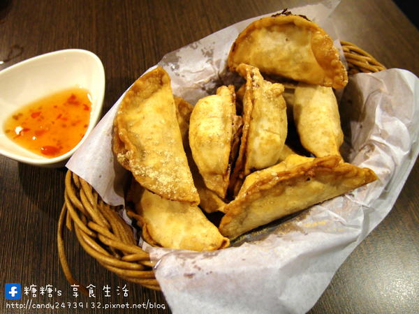 西川家-燒き餃子：〖台中│美食〗西川家-燒き餃子 ❤ 下班後的小確幸!!平價又好吃的燒餃子，還有金黃酥脆的揚餃子可以做選擇唷~