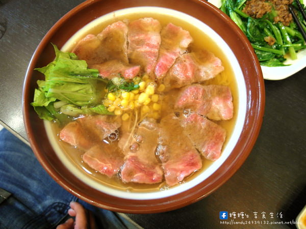 上泓園：〖台中│美食〗上泓園 ❤ 現場川燙生牛肉麵，肉質超級嫩~還有店家獨創混蛋麵!!冬天供應熱麵，夏天供應冷麵，一旁還附上美味的松板豬肉湯唷!!