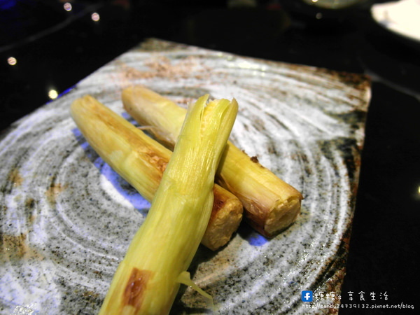 日橡居酒屋：〖台中│美食〗日橡居酒屋 ❤ 竹間精緻鍋物新品牌~很不一樣的日式居酒屋，使用活體海鮮及頂級肉品，結合鐵板燒料理，給你不一樣的味蕾與視覺饗宴!!台中深夜美食、約會聚餐推薦~