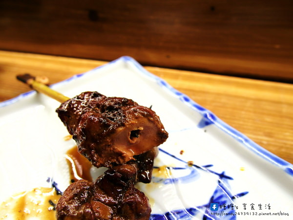 鳥重地雞燒：〖台中│美食〗鳥重地雞燒バーベキュー ❤ 以雞料理為主的串燒店，烤功了得，前置處理超搞剛！每一串都可以吃的到店家的用心，多款獨特串燒，限量供應!!