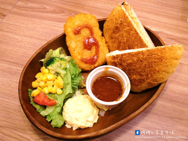 土司森林 Toast & Forest(台中南門店)：〖台中│美食〗土司森林美食之旅 - 南門總店 ❤ 超澎派早、午、晚餐在這裡~超多款異國料理任你挑，大推帕爾馬起司乳酪麵包，這款糖糖好喜歡!!