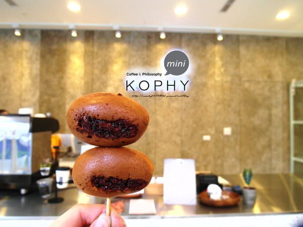 KOPHY mini：〖台中│美食〗KOPHY mini ❤ 裝潢超有質感，不只是一間美美的咖啡外帶店，還有香噴噴的爆漿黑糖雞蛋糕!!