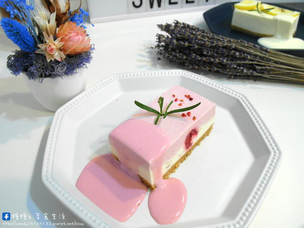 有點甜cafe A Littlesweet：〖台中│美食〗有點甜cafe A Littlesweet ❤ 文清風老宅甜點店，主打生乳酪及戚風蛋糕，飲料跟甜點都好美好美阿~