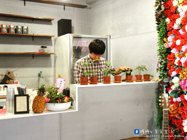 花匠 The Florist：〖台中│美食〗花匠 The Florist ❤ 隱藏在勤美巷弄中的果汁優格專賣店~新鮮現打，自然甜味不加糖!!美美漸層及繽紛花牆，少女打卡必備!!還有手作乾燥花唷~