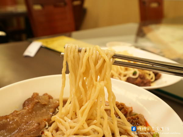 可口牛肉麵：〖台中│美食〗可口牛肉麵 ❤ 許多老饕們強力推薦的可口牛肉麵!!綜合牛肉麵料好多，除了半筋半肉外還有牛肚，湯頭可是採用牛肉下去熬煮的唷~