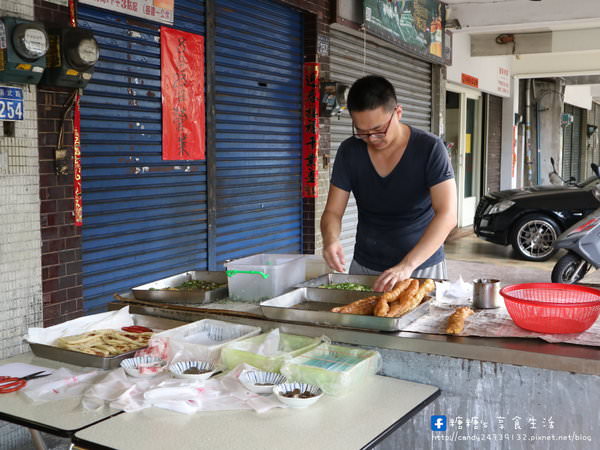 精武路燒餅油條：〖台中│美食〗精武路燒餅油條 ❤ 銅板美食大推薦!!台中在地人激推的平價早餐，手工燒餅油條現點現做，裡頭還加了滿滿蔥花~想吃得趁早來，晚一步就吃不到啦!!