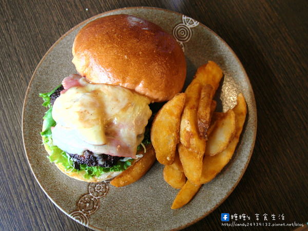 小豚輕食 Kobuta brunch：〖台中│美食〗小豚輕食 Kobuta brunch ❤ 超厚實鬆餅澎派登場~美味現做，香氣十足，口感軟綿厚實，開幕至今快三年了，依然人潮不斷，沒預約可能還吃不到呢!!