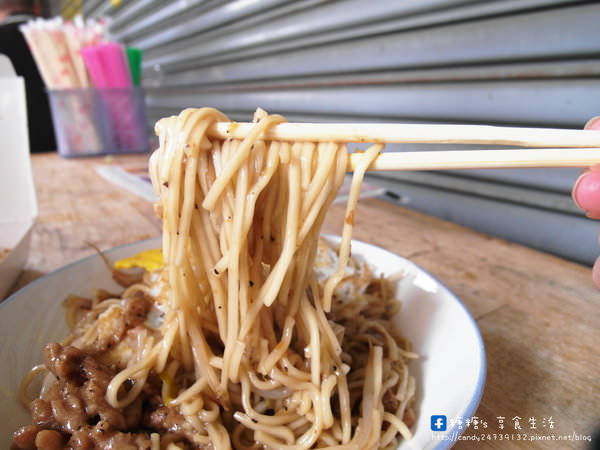 無名豬肉鐵板麵：〖台中│美食〗無名豬肉鐵板麵 ❤ 寧夏路超人氣中式早餐＂無名豬肉鐵板麵＂，攤車一出動就人潮排滿滿!鐵板麵份量超多，吃得好飽阿~