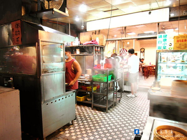 李品蒸餃世家(南屯店)：〖台中│美食〗李品蒸餃世家(南屯店) ❤ 炒飯粒粒分明，份量超多，炒麵料多實在，香味十足，湯品更是大碗，一個人可能會喝不完阿!!