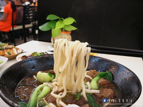 清一色牛肉麵(東海店)：〖台中│美食〗清一色牛肉麵-東海店 ❤ 學生們的愛店!!免費加湯加麵，還有珍奶、紅茶及蘿蔔泡菜讓你免費吃到飽~推薦大四喜滿漢牛肉麵，料有夠多的!!