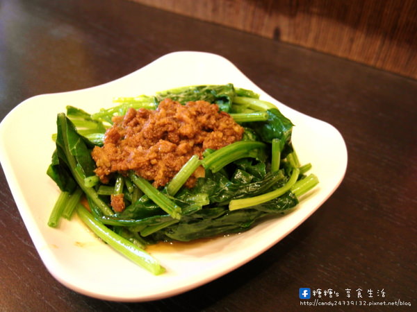 上泓園：〖台中│美食〗上泓園 ❤ 現場川燙生牛肉麵，肉質超級嫩~還有店家獨創混蛋麵!!冬天供應熱麵，夏天供應冷麵，一旁還附上美味的松板豬肉湯唷!!