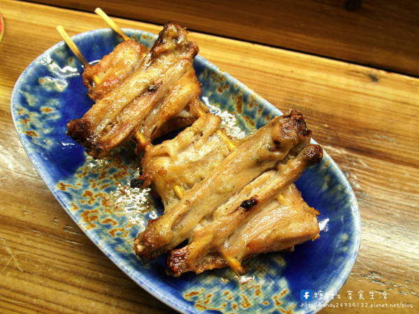 鳥重地雞燒：〖台中│美食〗鳥重地雞燒バーベキュー ❤ 以雞料理為主的串燒店，烤功了得，前置處理超搞剛！每一串都可以吃的到店家的用心，多款獨特串燒，限量供應!!