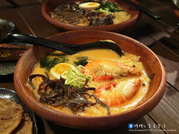 頑者炙り焼ラーメン(大里二番町)：〖台中│美食〗頑者炙燒拉麵 大里二番町 ❤ 大里深夜拉麵，於晚上六點開始開賣至凌晨一點，每日限量供應，＂頑＂售為止!!湯頭濃郁，還有現場炙燒豚肋排唷~