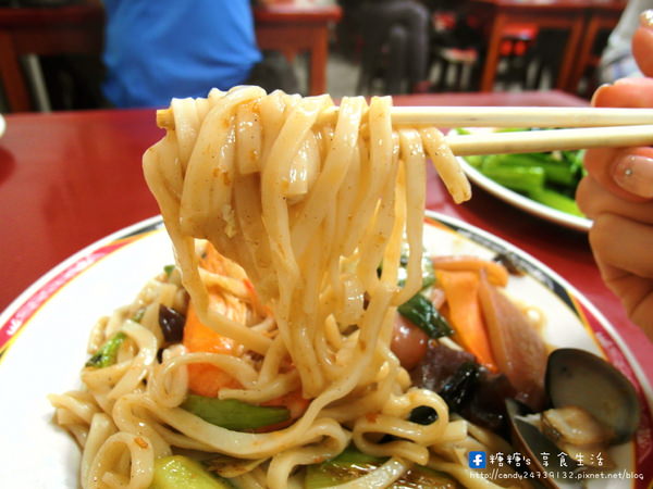 李品蒸餃世家(南屯店)：〖台中│美食〗李品蒸餃世家(南屯店) ❤ 炒飯粒粒分明，份量超多，炒麵料多實在，香味十足，湯品更是大碗，一個人可能會喝不完阿!!