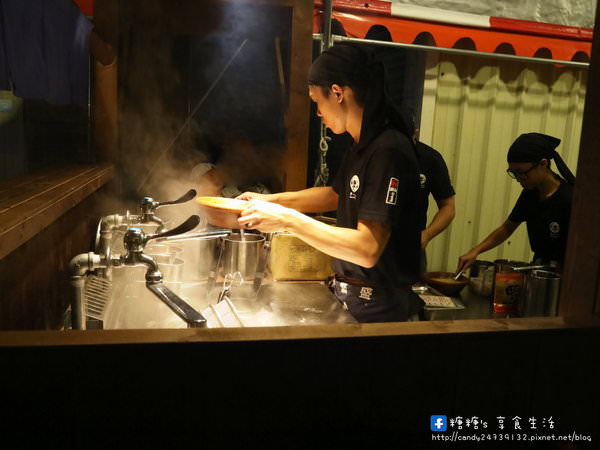 頑者炙り焼ラーメン(大里二番町)：〖台中│美食〗頑者炙燒拉麵 大里二番町 ❤ 大里深夜拉麵，於晚上六點開始開賣至凌晨一點，每日限量供應，＂頑＂售為止!!湯頭濃郁，還有現場炙燒豚肋排唷~