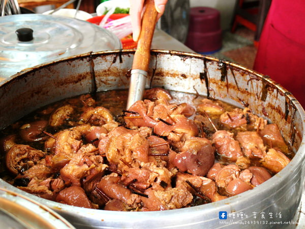 阿彬爌肉飯：〖台中│美食〗阿彬爌肉飯 ❤ 第五市場內美食~食尚玩家一報而紅，從一大清晨就開始營業到中午後，老饕們來必吃!!糖糖個人覺得口味偏重鹹~