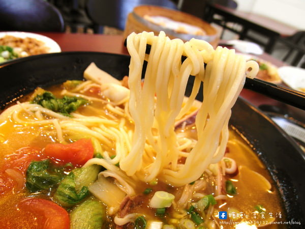 蒸餃子：〖台中│美食〗蒸餃子 ❤ 南屯東興路小吃推薦，現蒸餃子，外皮肉餡均手工製作，還有炒飯、燴飯、炒麵、乾拌麵、海鮮麵等眾多美味料理任君挑選~