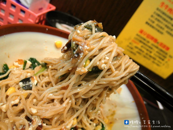 上泓園：〖台中│美食〗上泓園 ❤ 現場川燙生牛肉麵，肉質超級嫩~還有店家獨創混蛋麵!!冬天供應熱麵，夏天供應冷麵，一旁還附上美味的松板豬肉湯唷!!