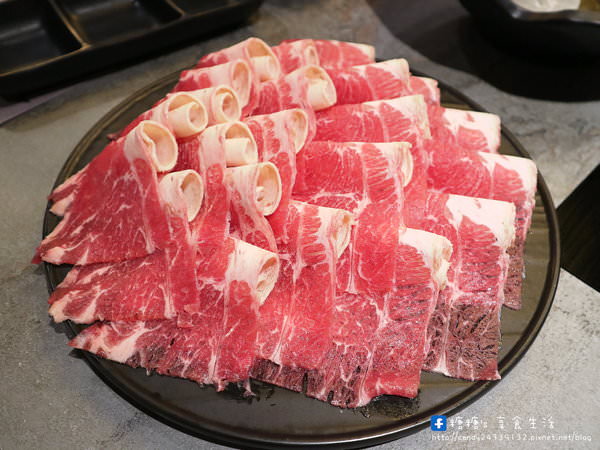 嗑肉石鍋：〖台中│美食〗嗑肉石鍋 ❤ 南屯石頭火鍋再一發~石頭火鍋198元起，還有超值單點系列，五隻天使紅蝦只要180元!!不定期還會推出優惠活動唷~