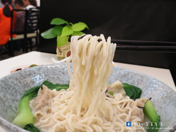 清一色牛肉麵(東海店)：〖台中│美食〗清一色牛肉麵-東海店 ❤ 學生們的愛店!!免費加湯加麵，還有珍奶、紅茶及蘿蔔泡菜讓你免費吃到飽~推薦大四喜滿漢牛肉麵，料有夠多的!!